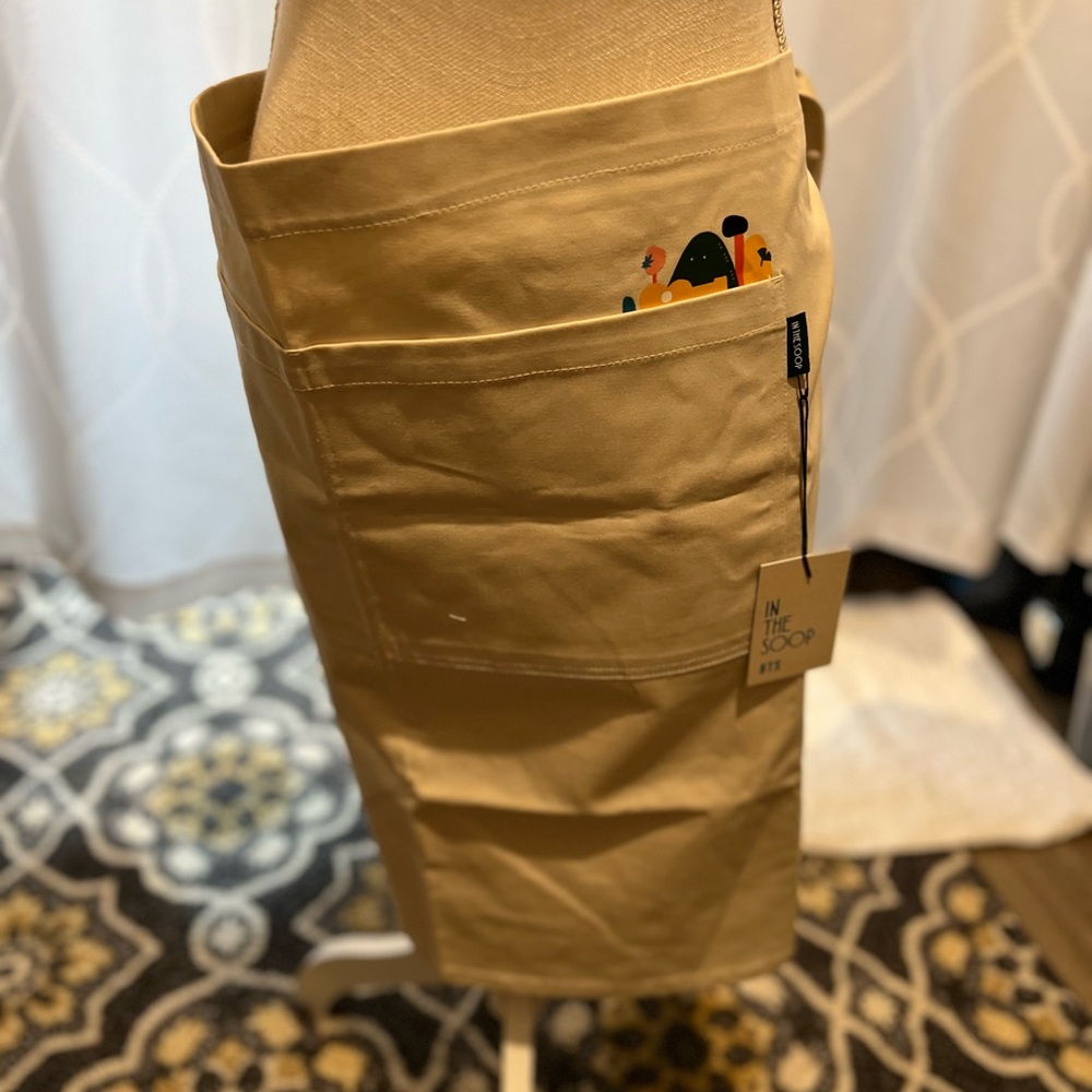 BTS [IN THE SOOP] APRON (beige)